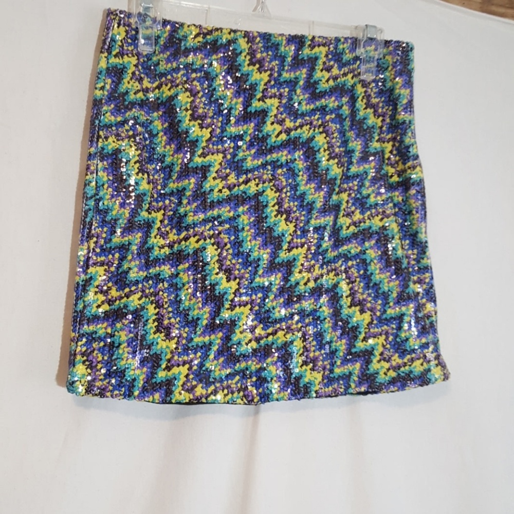 Zig-zag pattern sequin mini skirt
